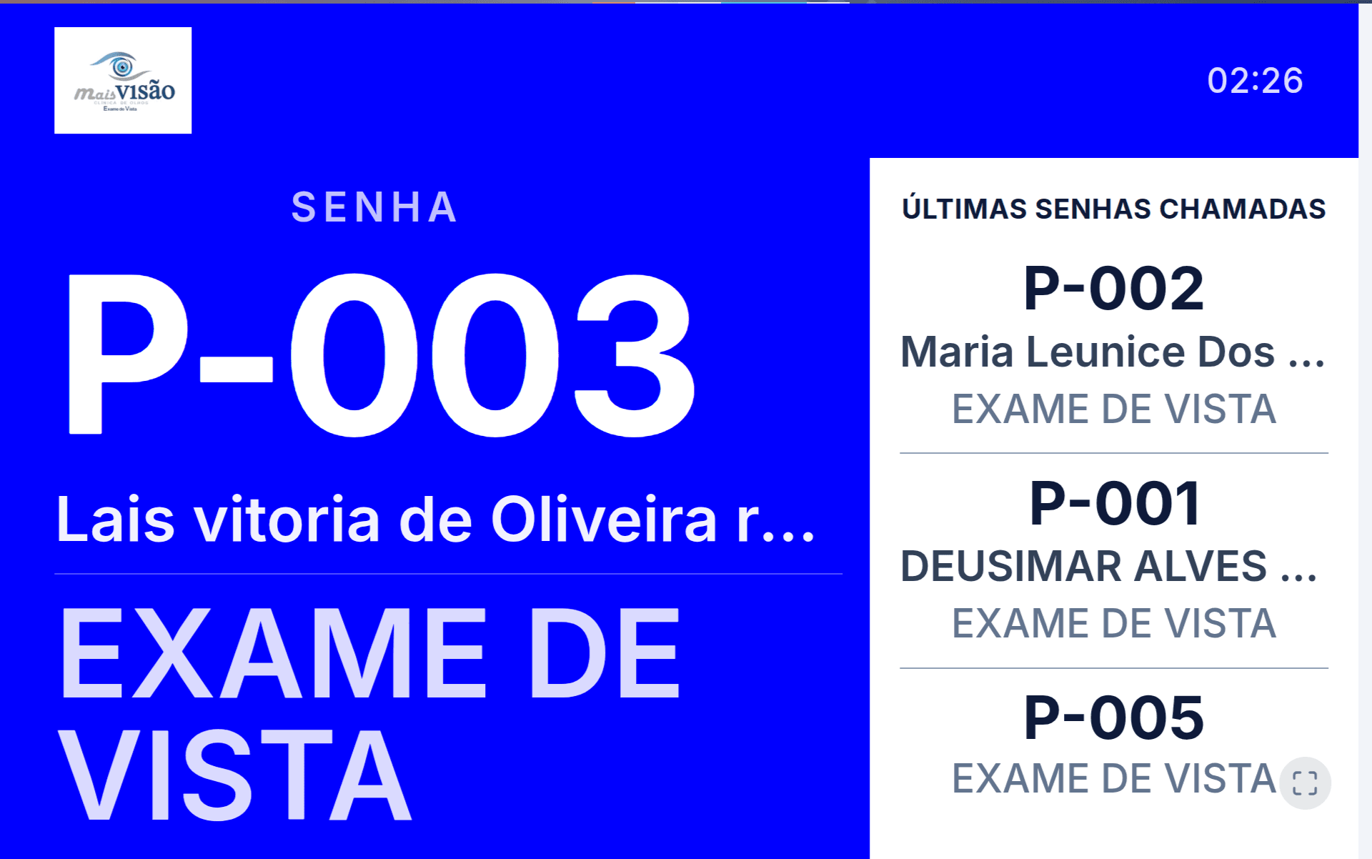 Painel de chamada do Atendatec em uma TV mostrando o nome do paciente, a senha e a sala, uso permitido pela LGPD